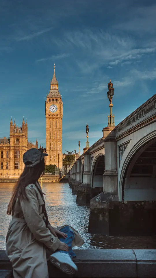 Blick auf den Big Ben in London mit junger Frau im Vordergrund