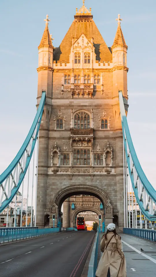 Blick auf die Tower Bridge in London mit junger Frau im Vordergrund