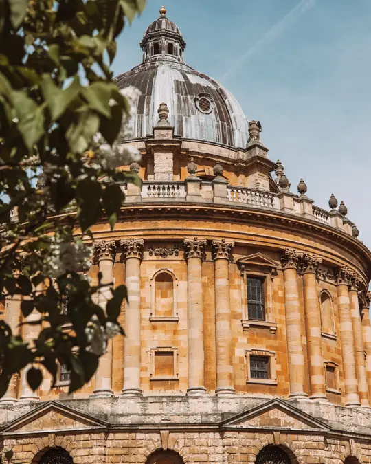 Blick auf Radcliff Camera in Oxford mit grünen Blättern davor