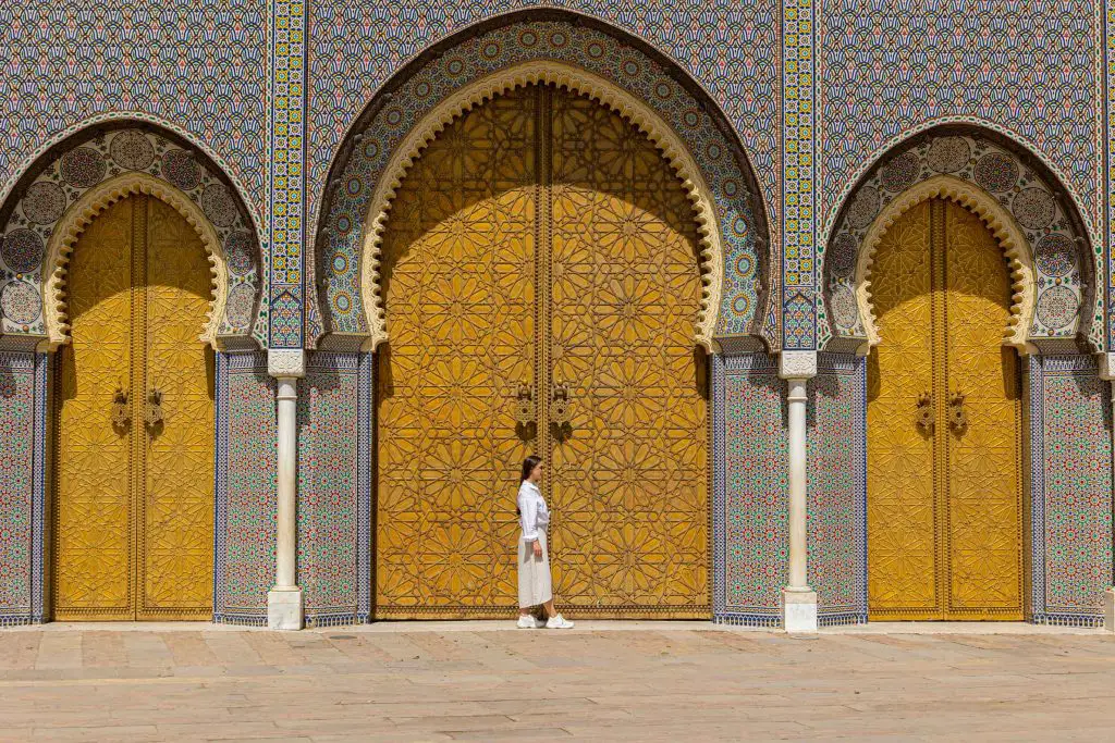 junge Frau vor den Toren des Königspalastes in Fes, Marokko