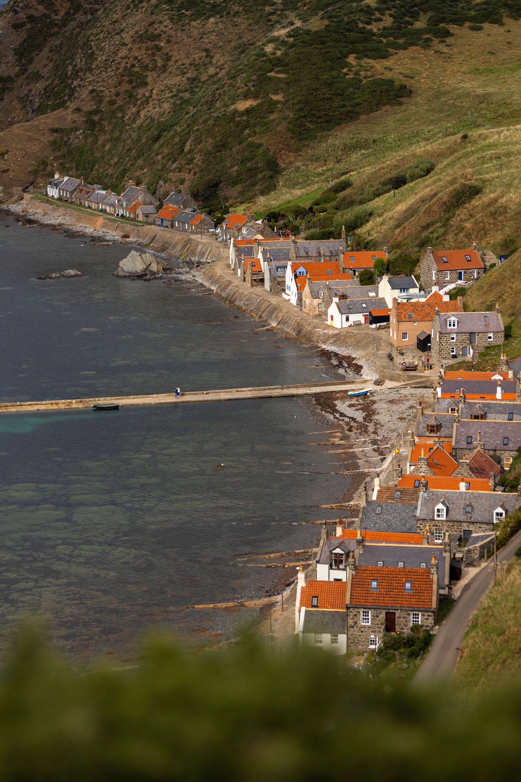 Blick auf den kleinen Ort Crovie in Schottland von einer Klippe aus