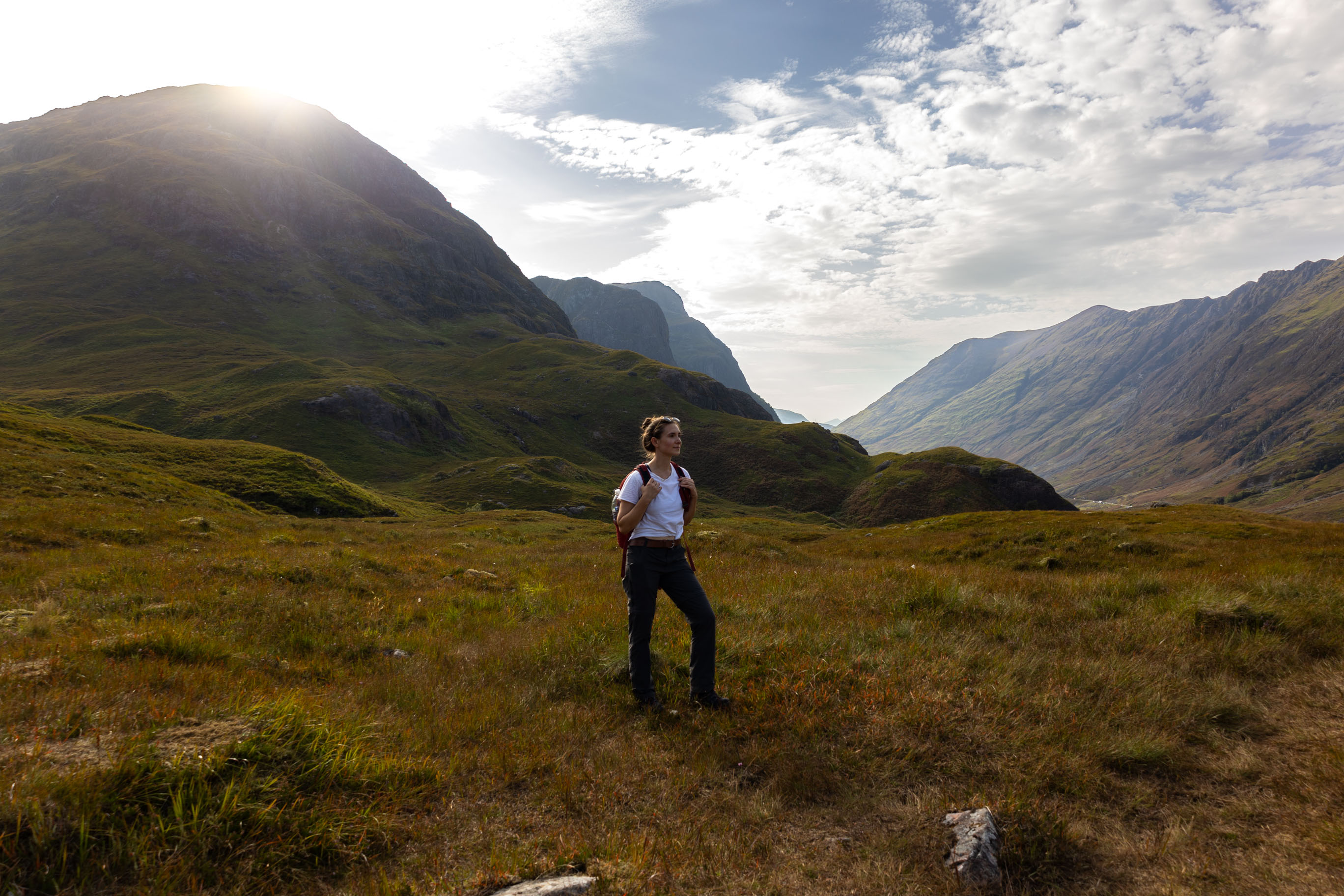 junge Frau wandert in Glencoe, Schottland