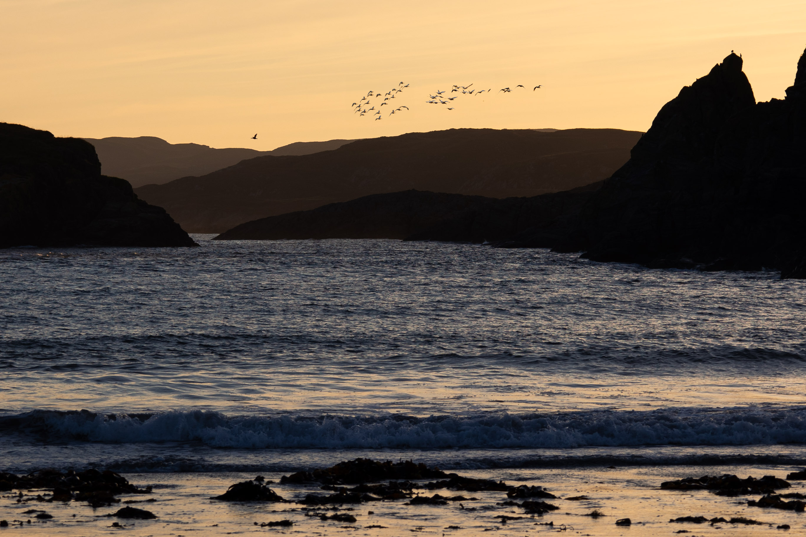 Sonnenuntergang am Kilvickeon Beach in Schottland