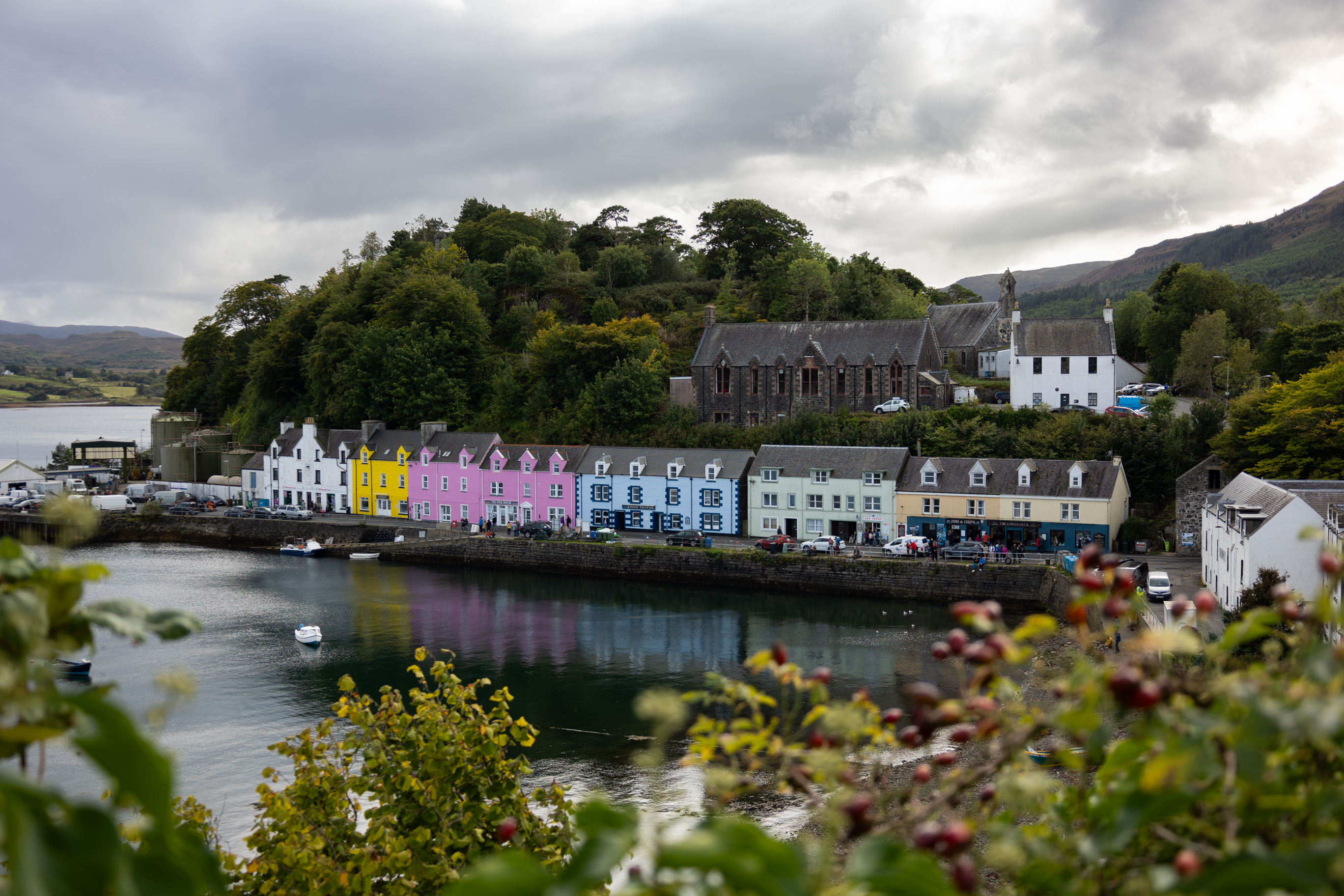 der Ort Portree in Schottland