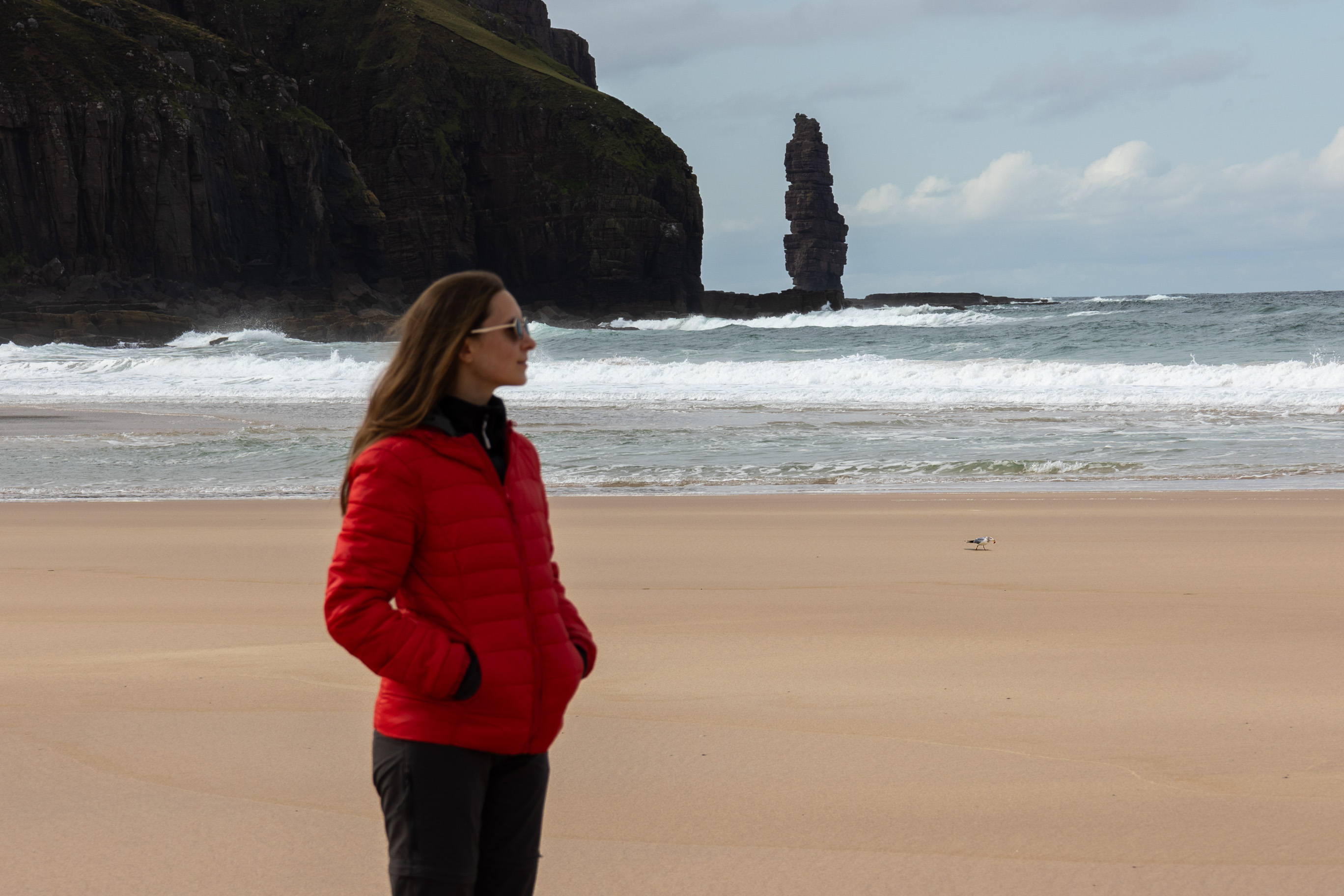 junge Frau am Strand Sandwood Bay in Schottland