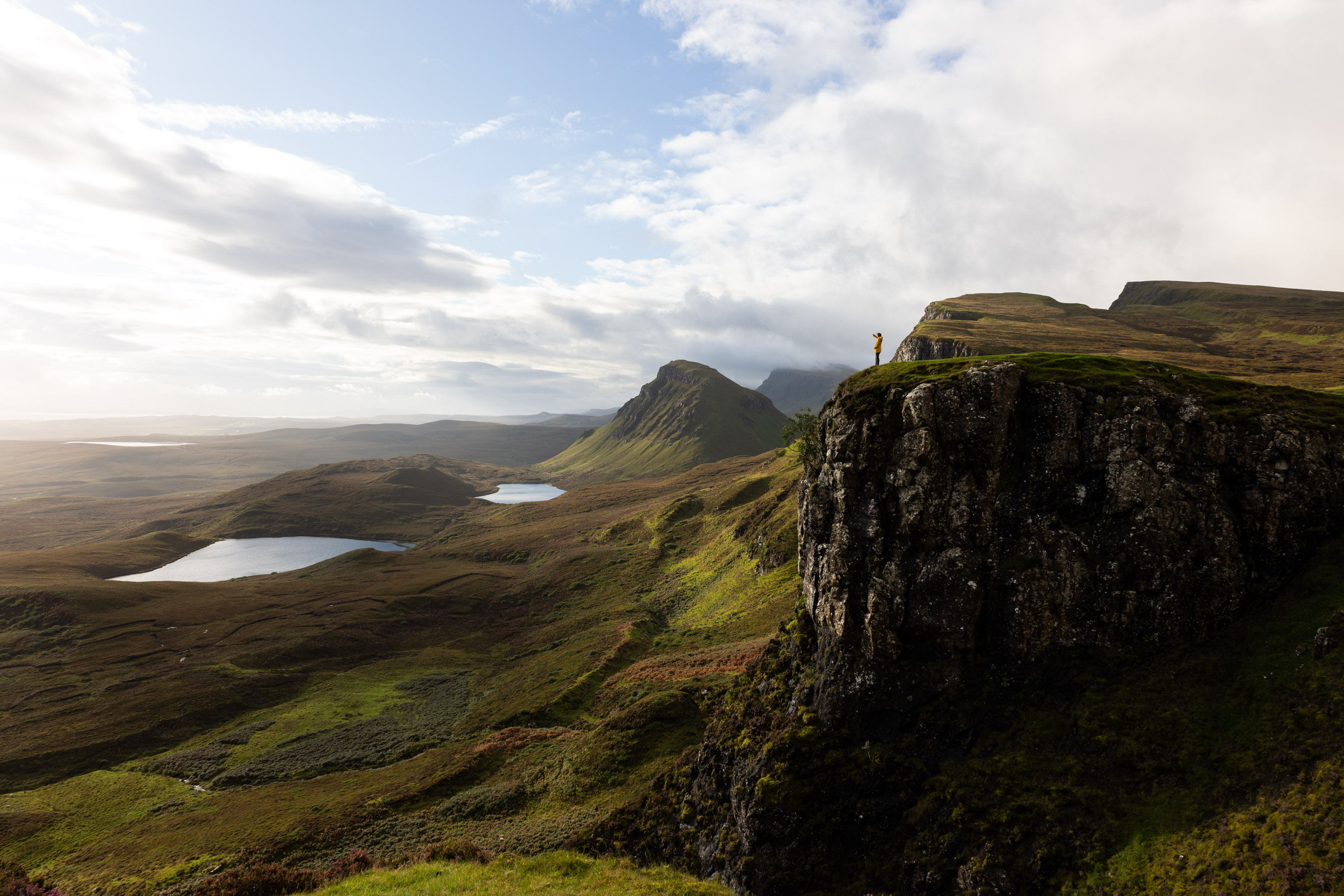junge Frau steht am Wanderweg Quiraing in Schottland
