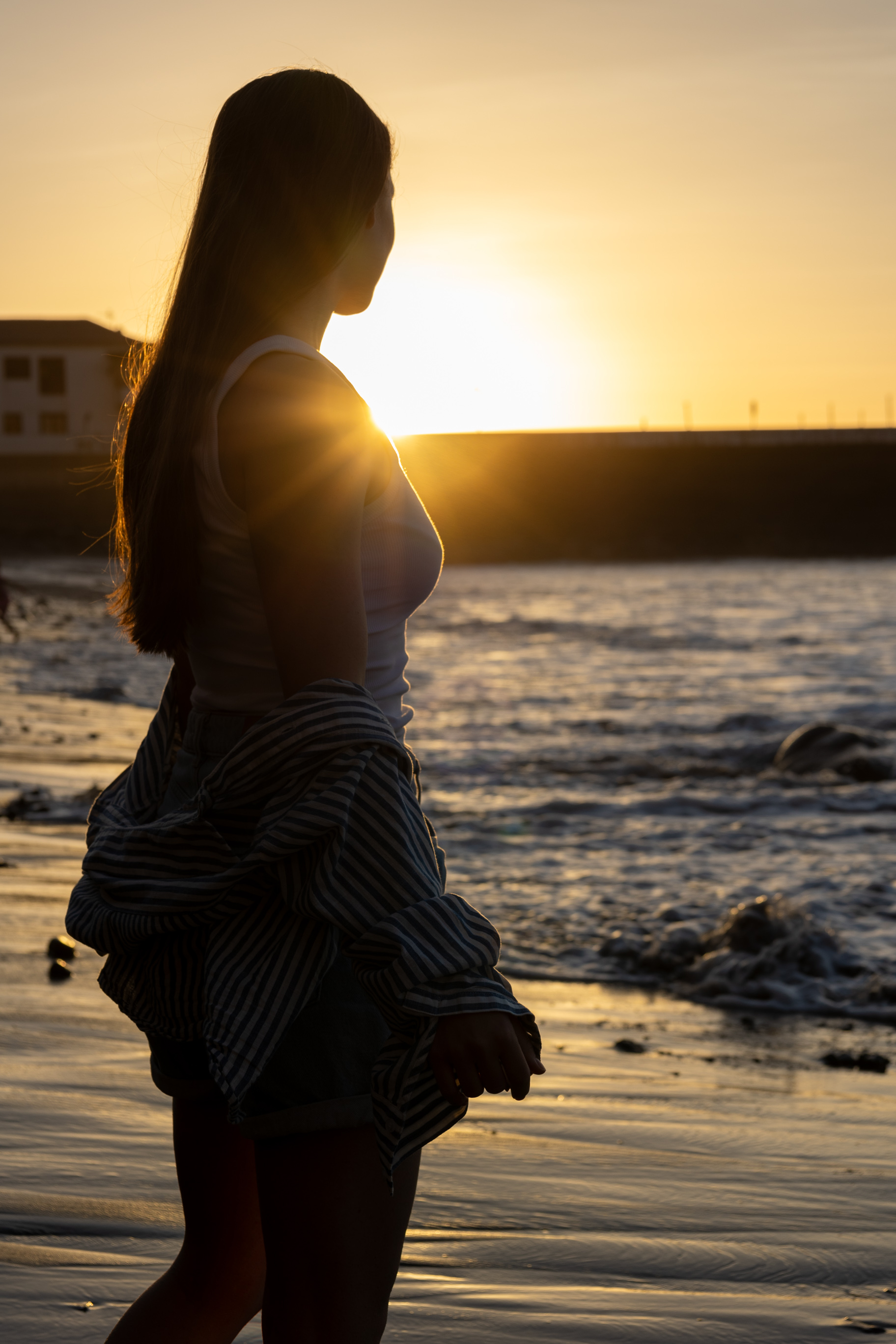 junge Frau am Strand im Sonnenuntergang auf Teneriffa