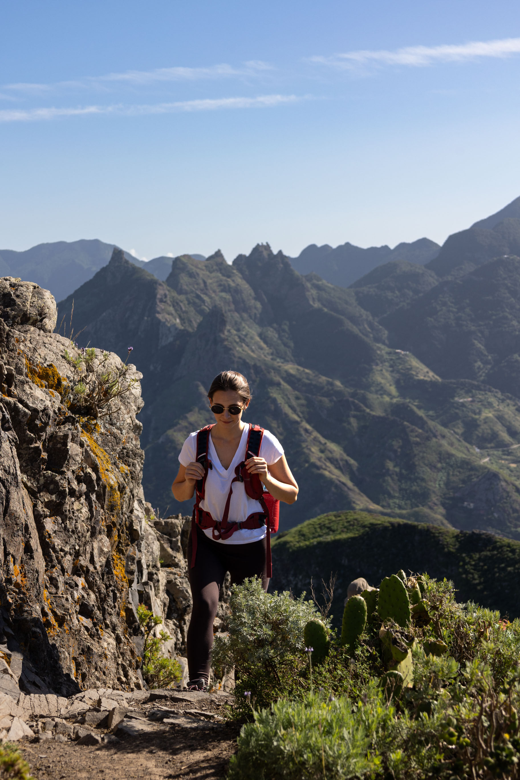 junge Frau beim Wandern auf Teneriffa