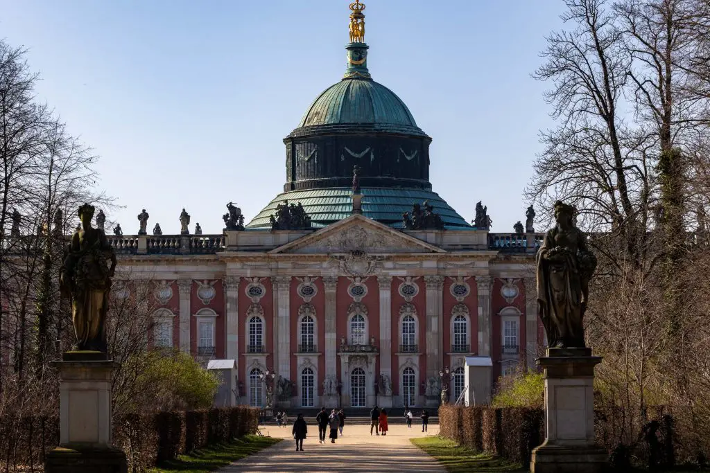 Blick auf das neue Palais als Ausflugsziel in Potsdam