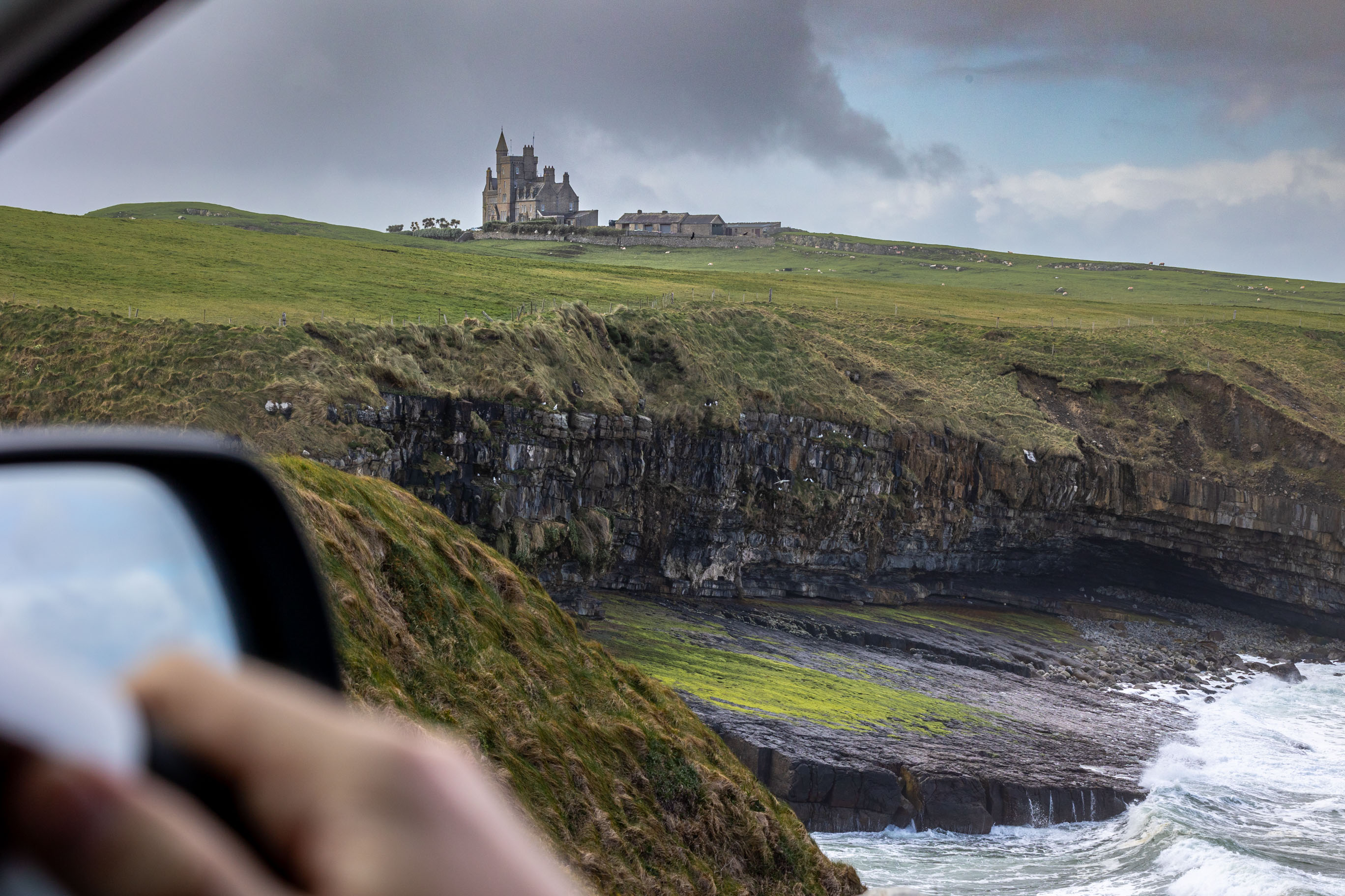 Blick auf das Classiebawn Castle in Irland