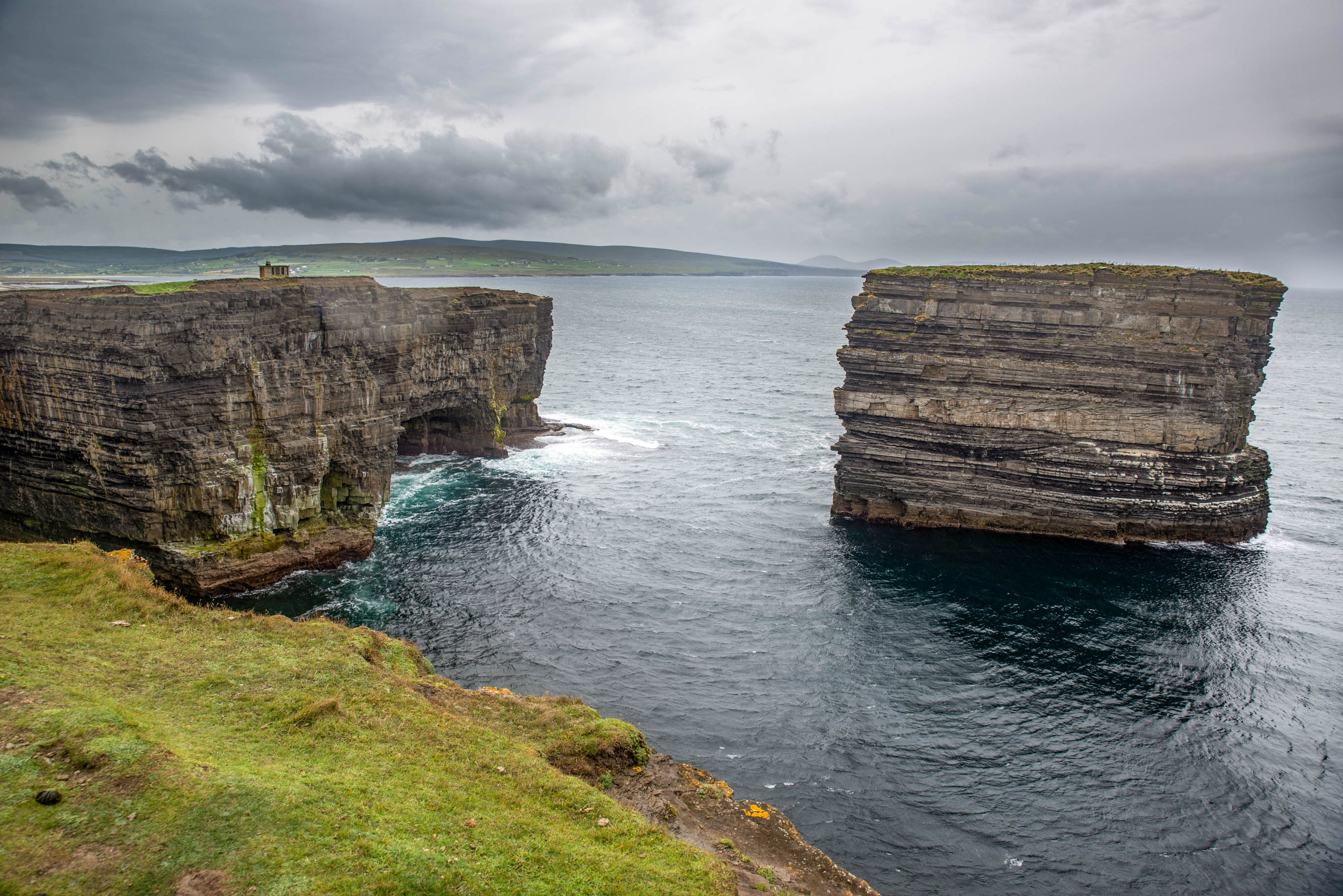 Blick auf die Felsen bei Downpatrick Head in Irland