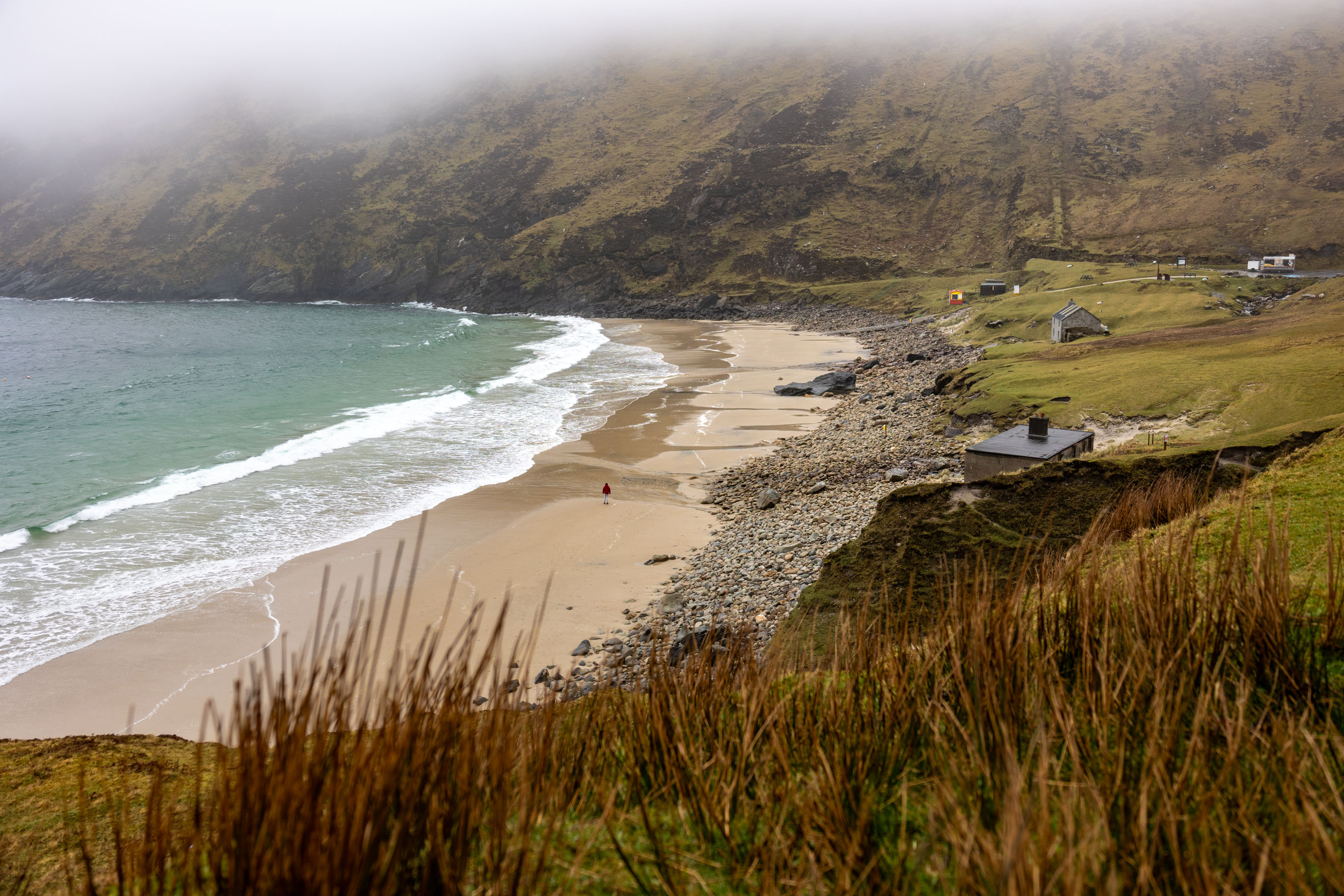 Blick auf den Keem Beach in Irland