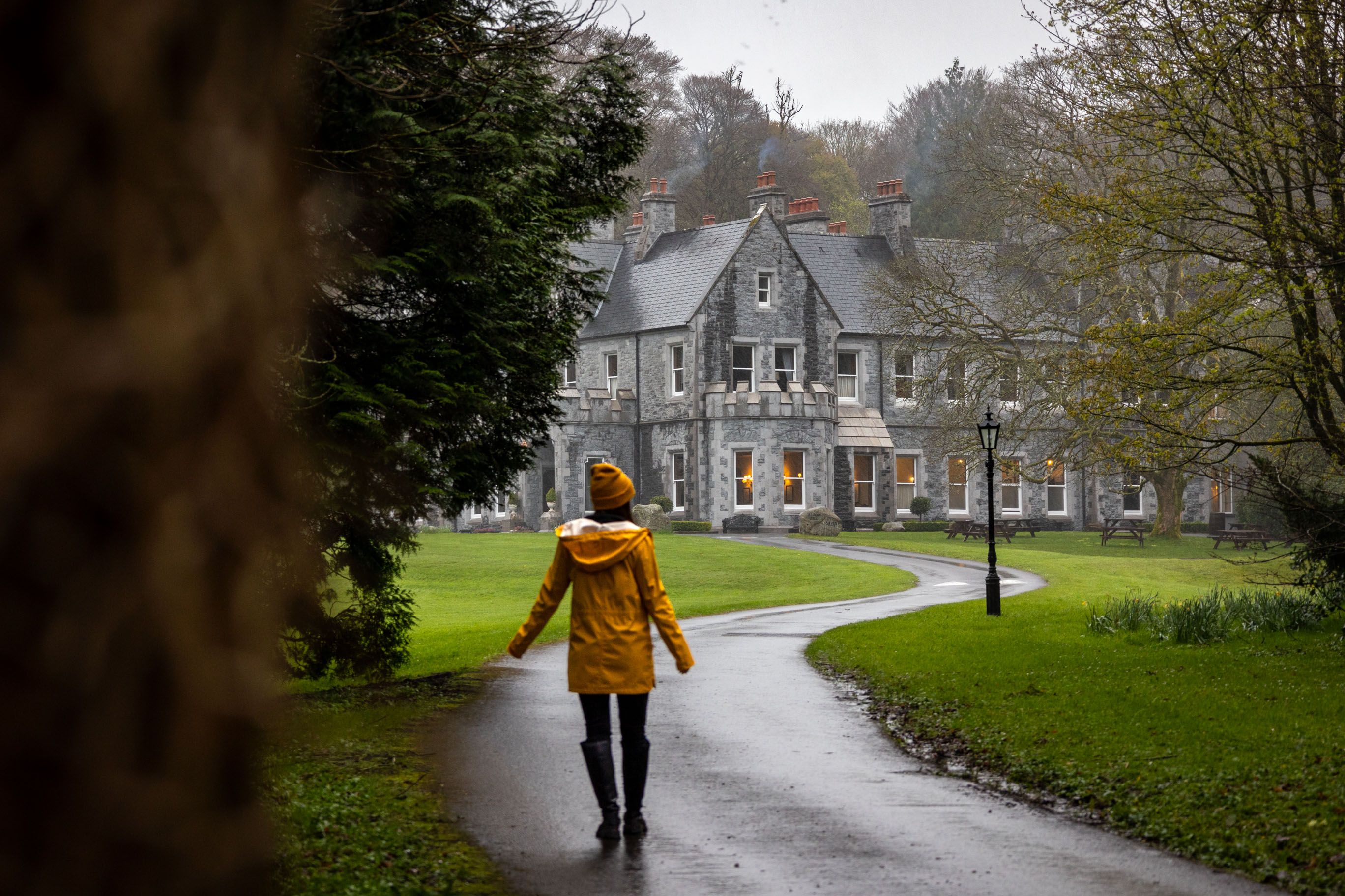 junge Frau blickt auf das Mount Falcon Estate in Irland
