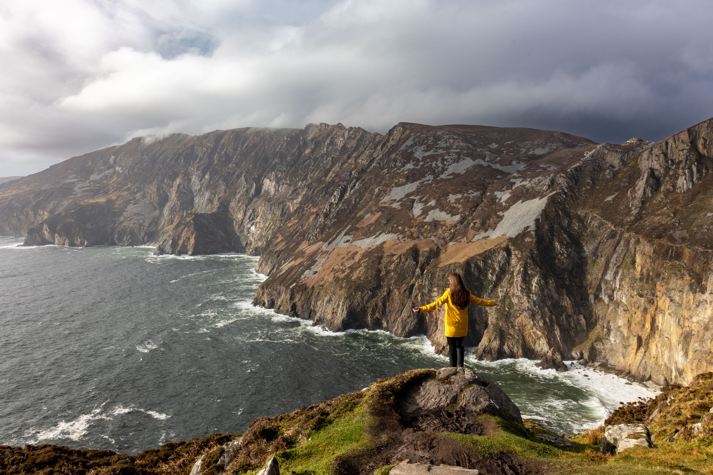 junge Frau bei Slieve League in Irland