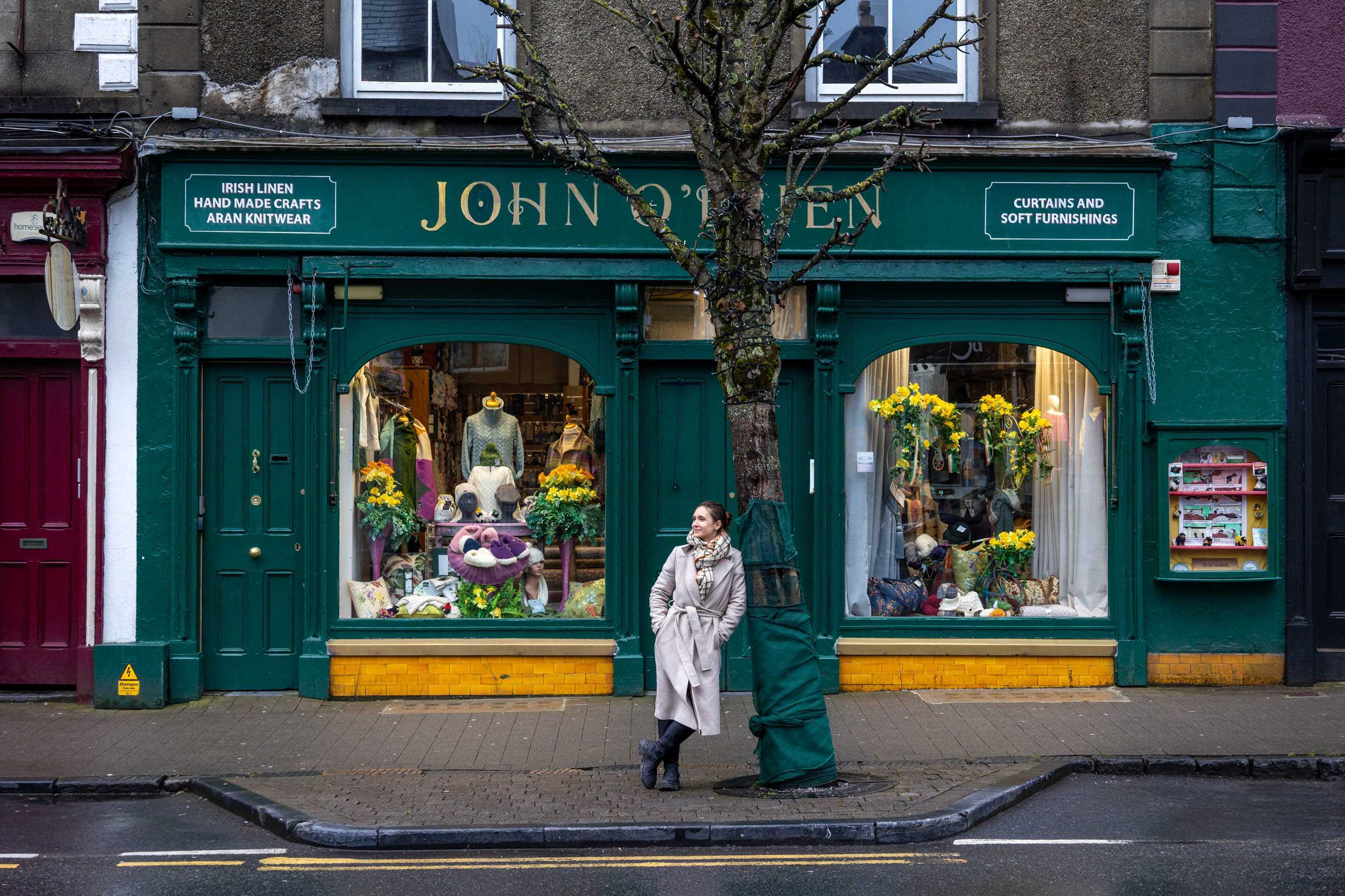 junge Frau vor einem Geschäft in Westport in Irland