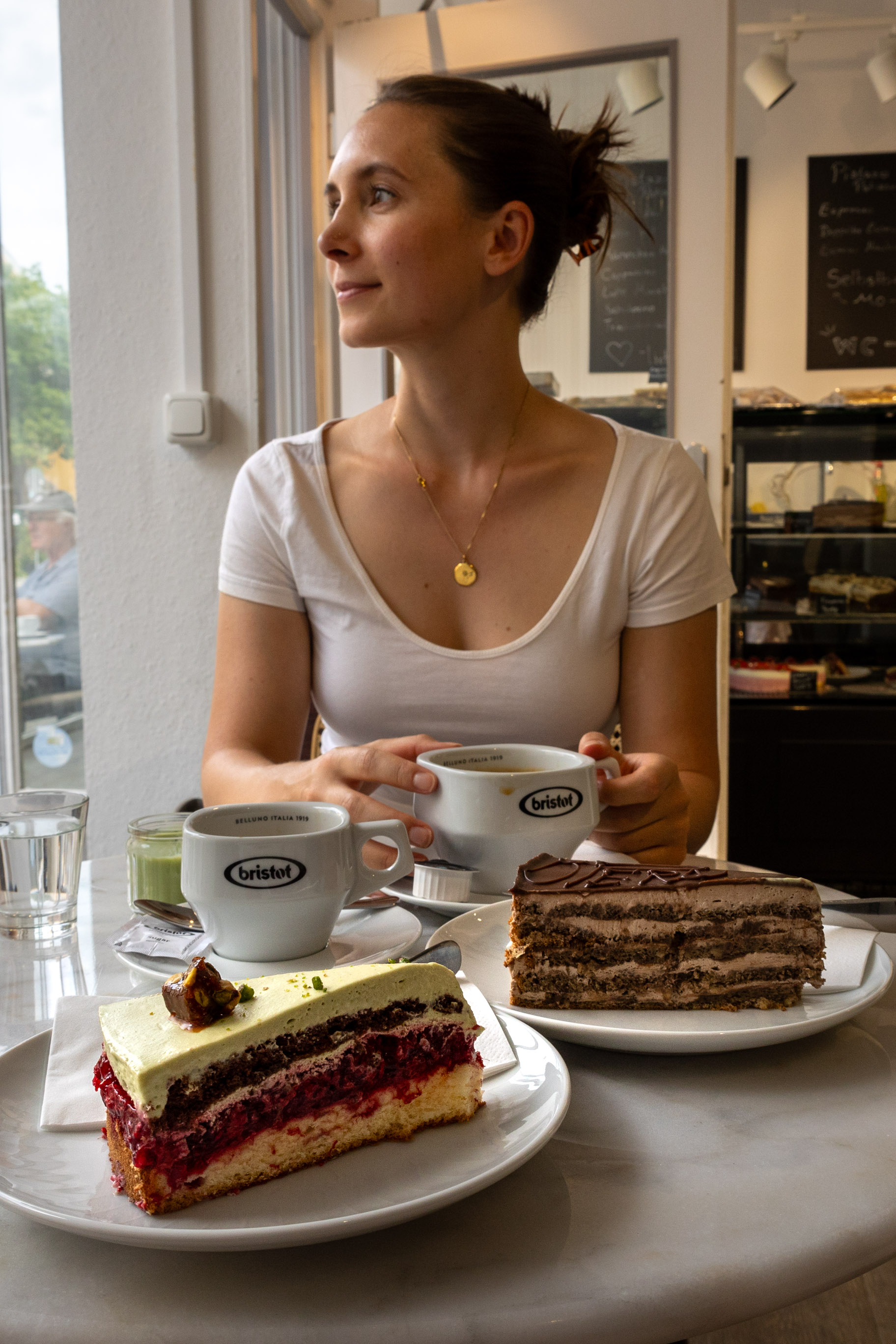 junge Frau im Cafe Pistazio in Bayreuth