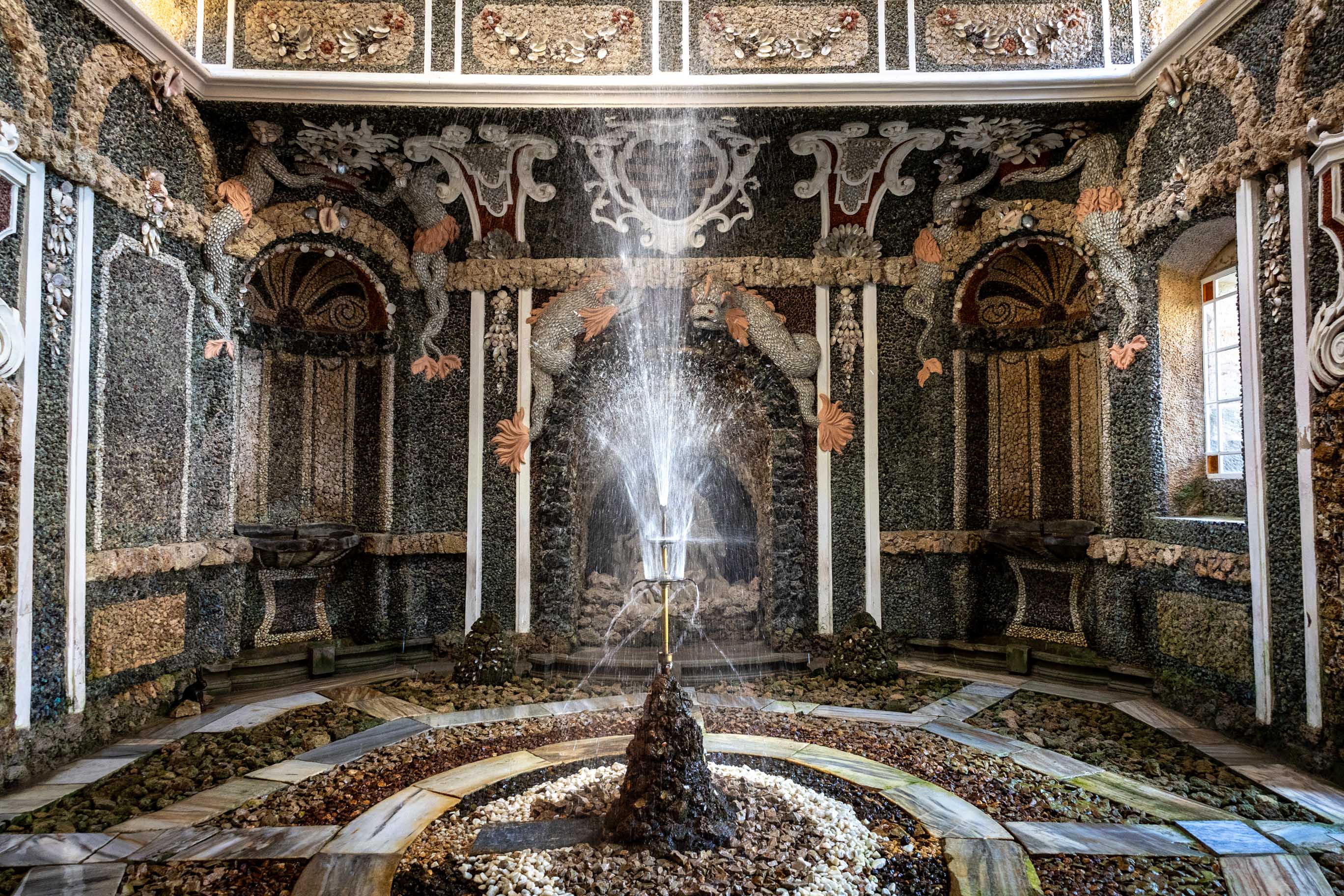Wasserspiele im Inneren der Grotte im Alten Schloss auf dem Gelände der Eremitage in Bayreuth