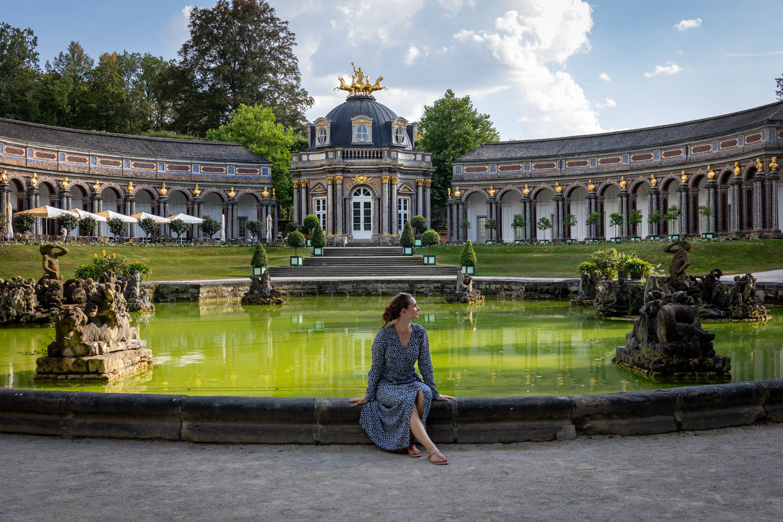 junge Frau vor dem Alten Schloss auf dem Gelände der Eremitage in Bayreuth