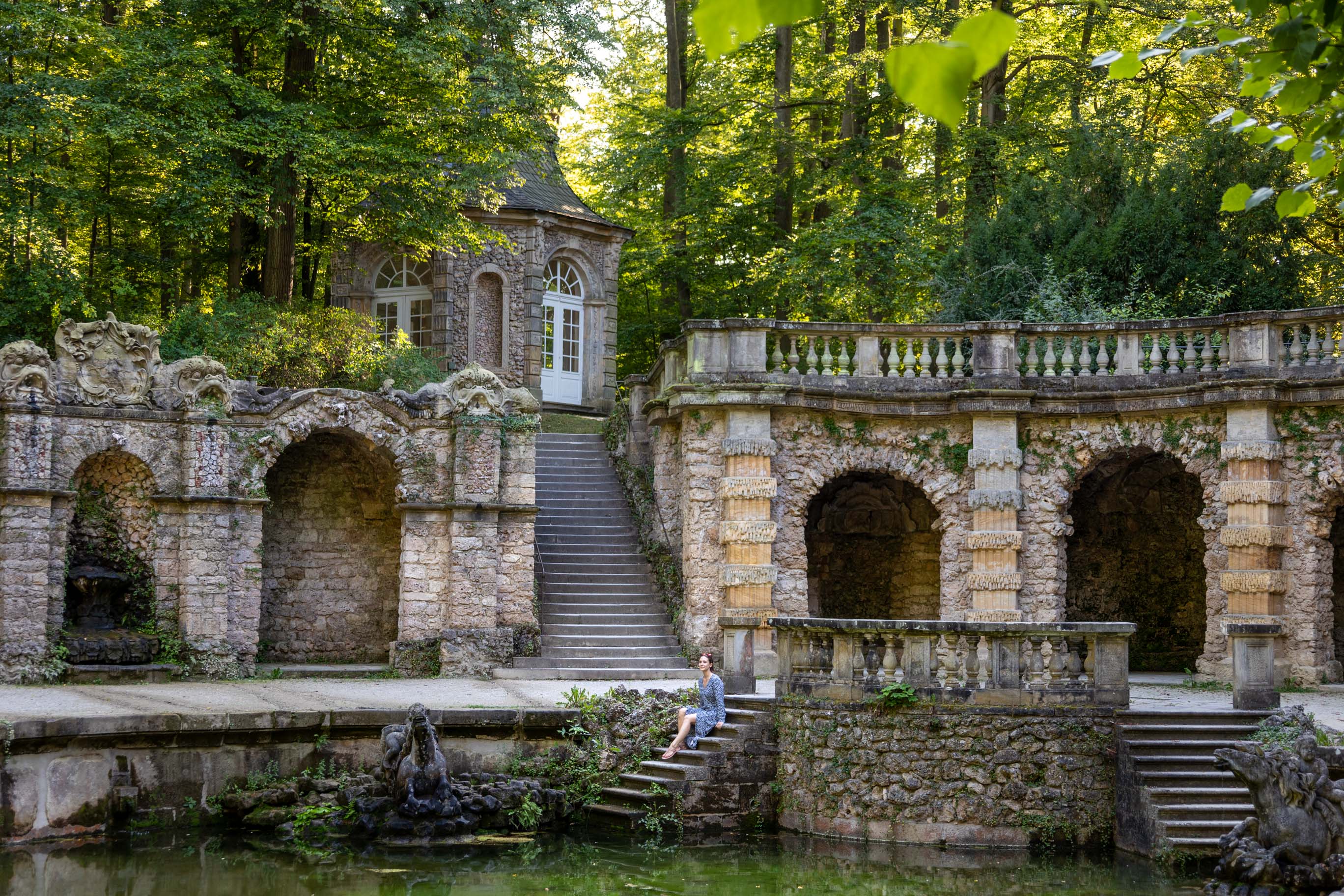 junge Frau auf dem Gelände der Eremitage in Bayreuth