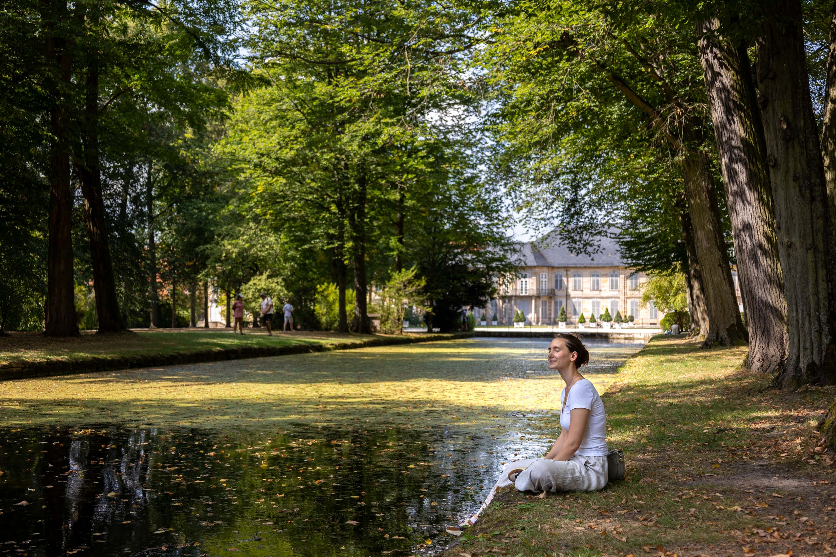 junge Frau im Hofgarten in Bayreuth