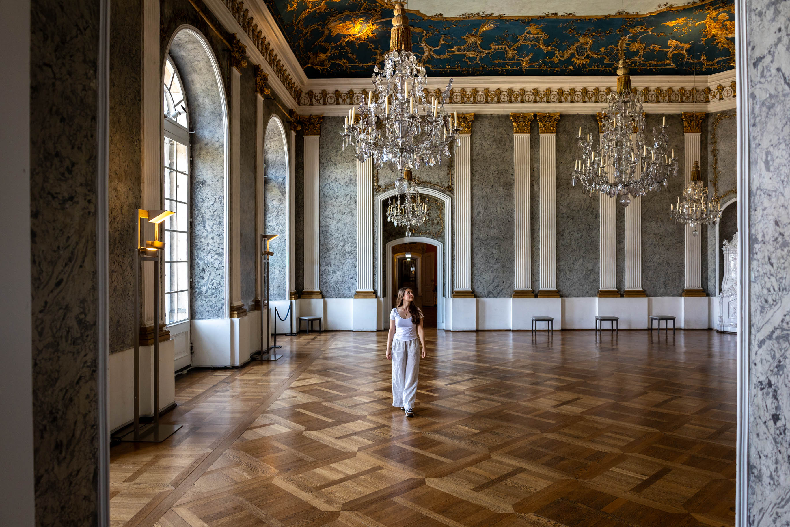 junge Frau im Neuen Schloss in Bayreuth