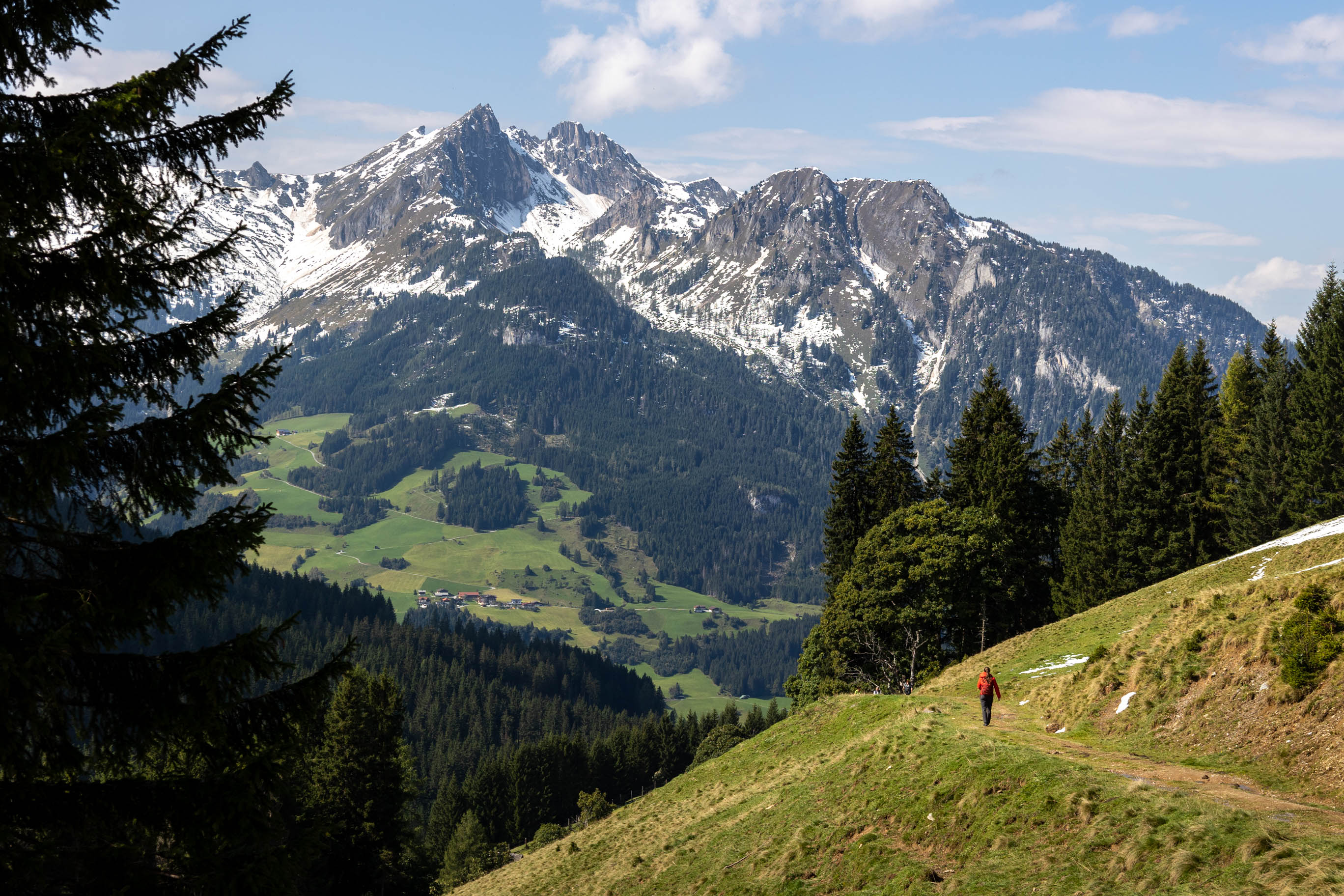 junge Frau auf Wanderweg in den Bergen im Salzburger Land in Österreich