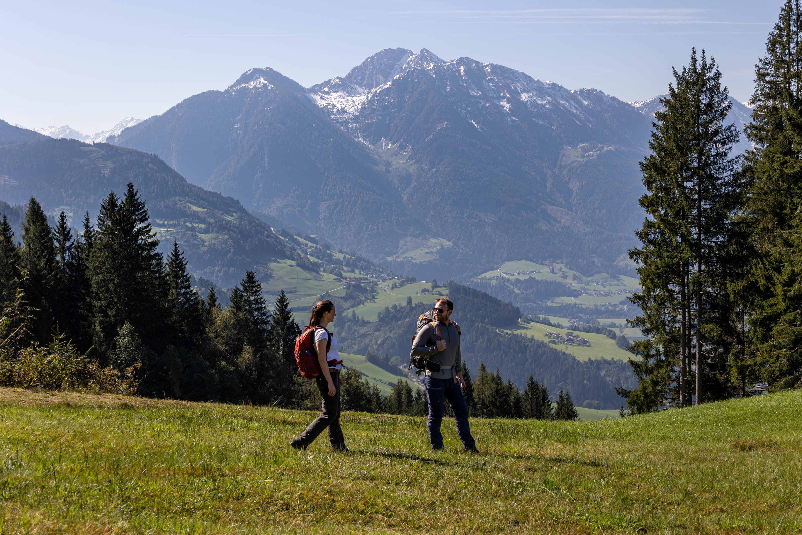junge Menschen auf Wanderweg in den Bergen im Salzburger Land in Österreich