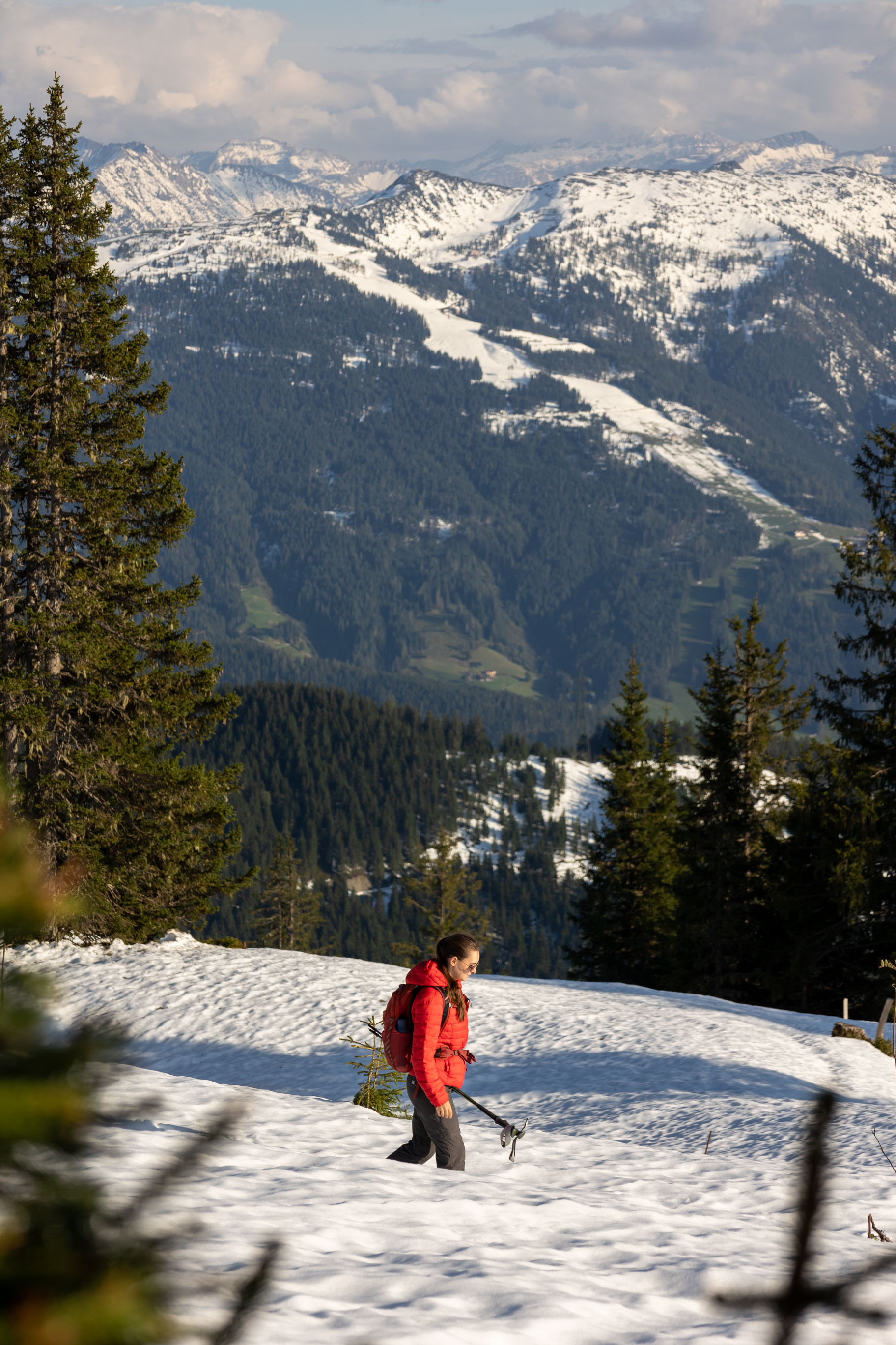 junge Frau auf Wanderweg in den Bergen im Salzburger Land in Österreich