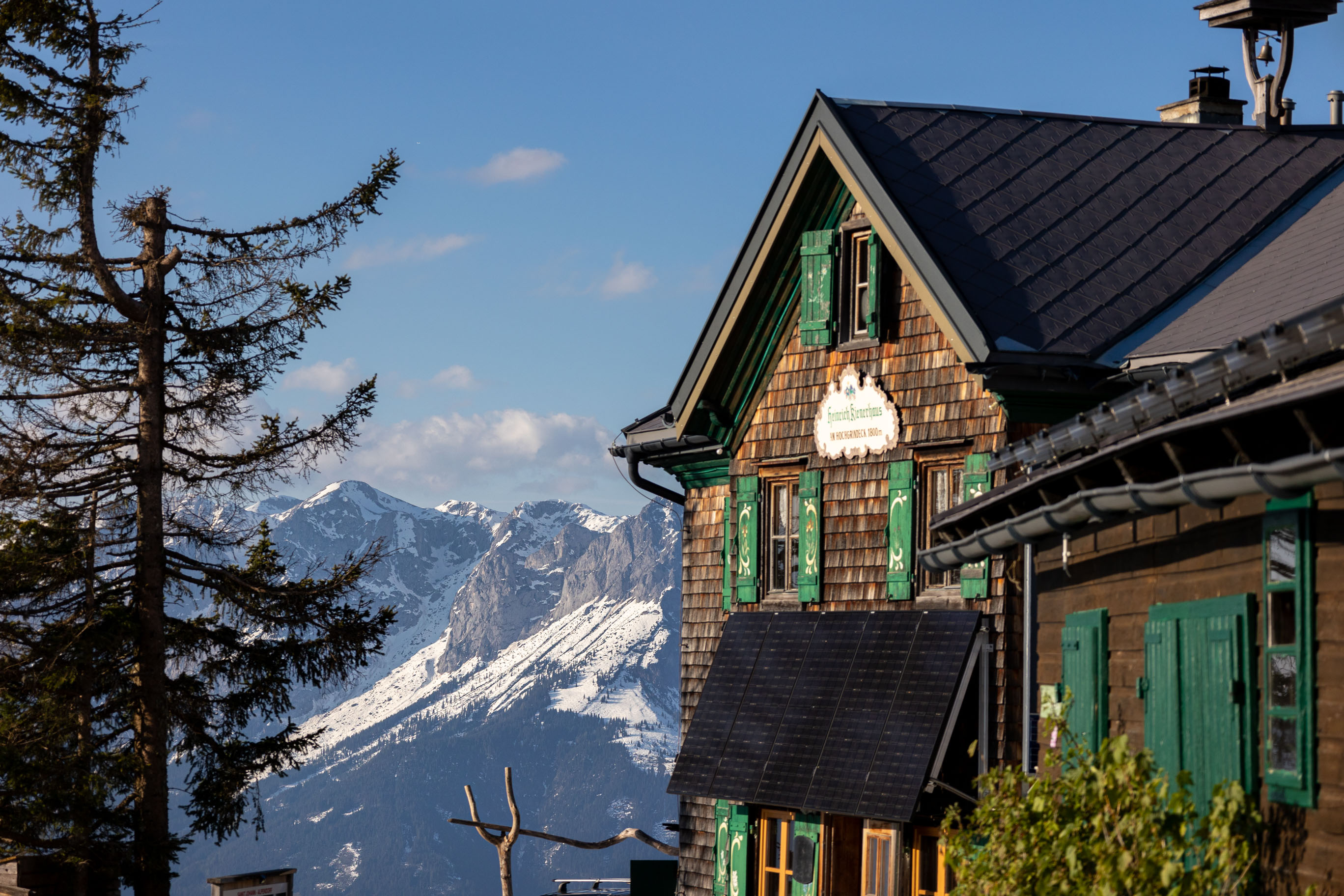 Almhütte am Wanderweg in den Bergen im Salzburger Land in Österreich