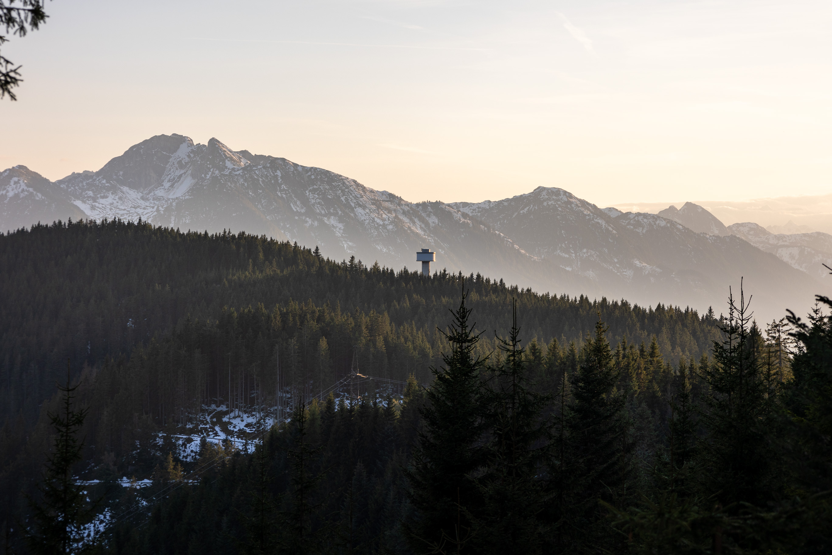 Sonnenuntergang am Wanderweg in den Bergen im Salzburger Land in Österreich