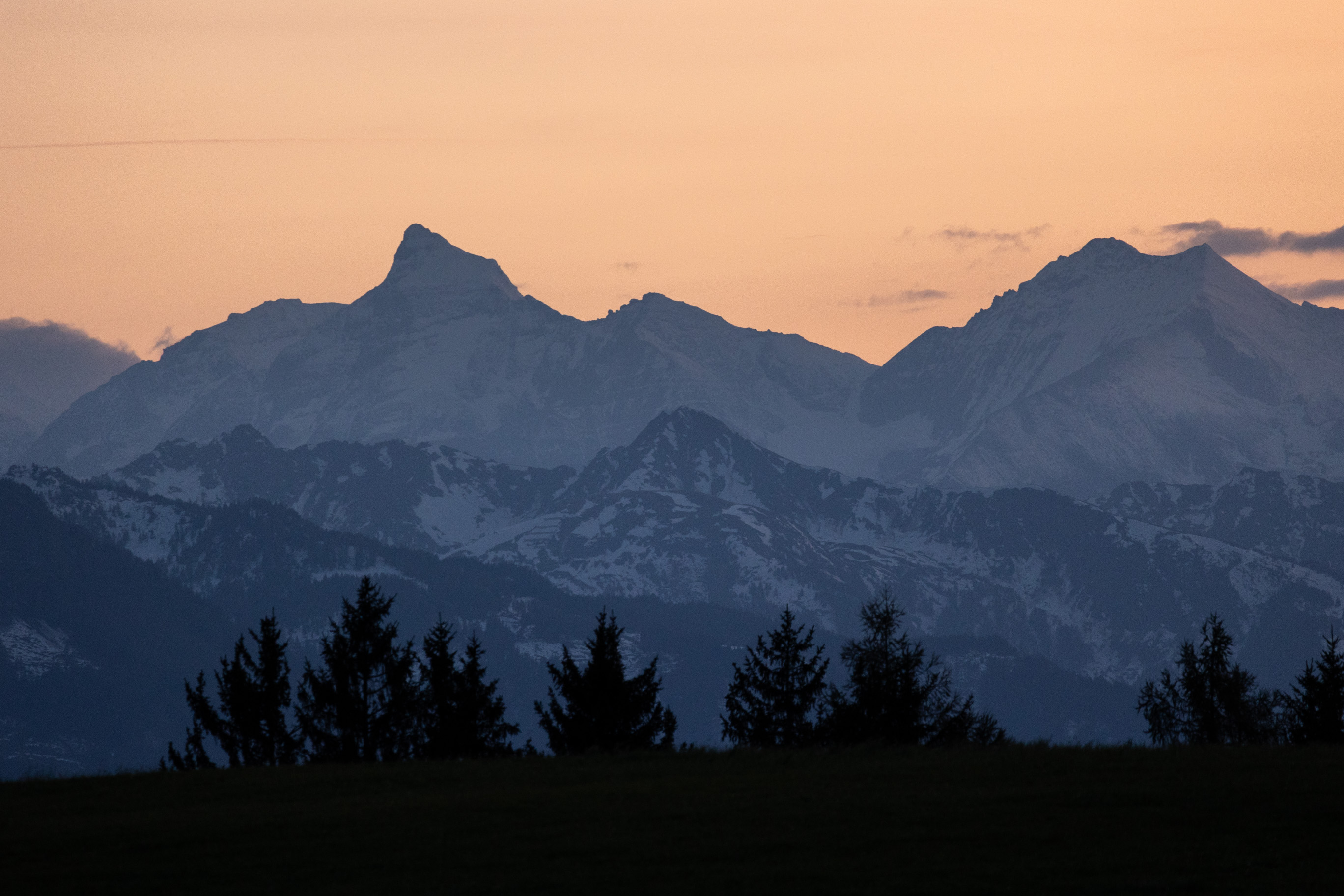 Sonnenuntergang am Wanderweg in den Bergen im Salzburger Land in Österreich