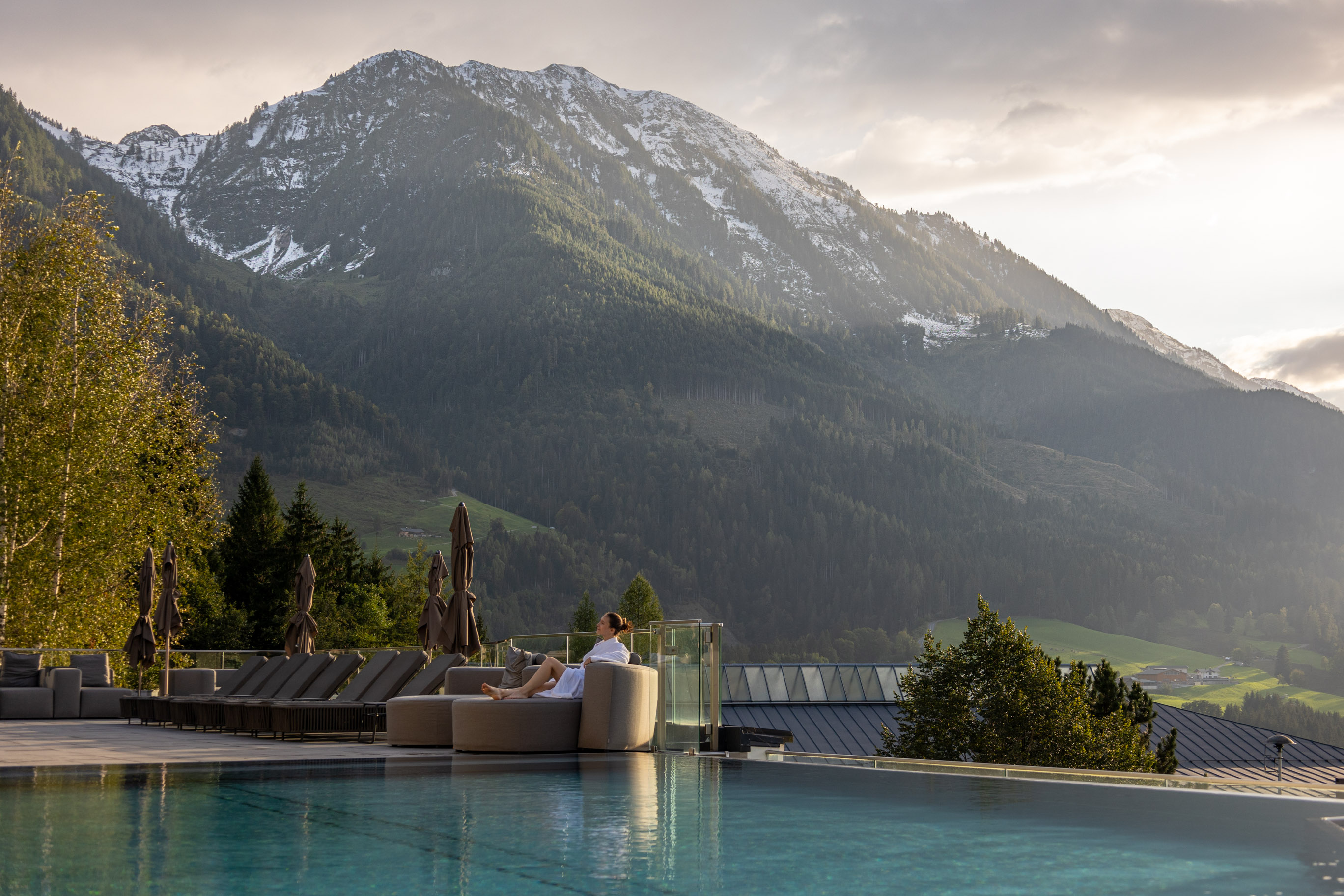 junge Frau im Spa Bereich der Höllwart Hotels im Salzburger Land in Österreich