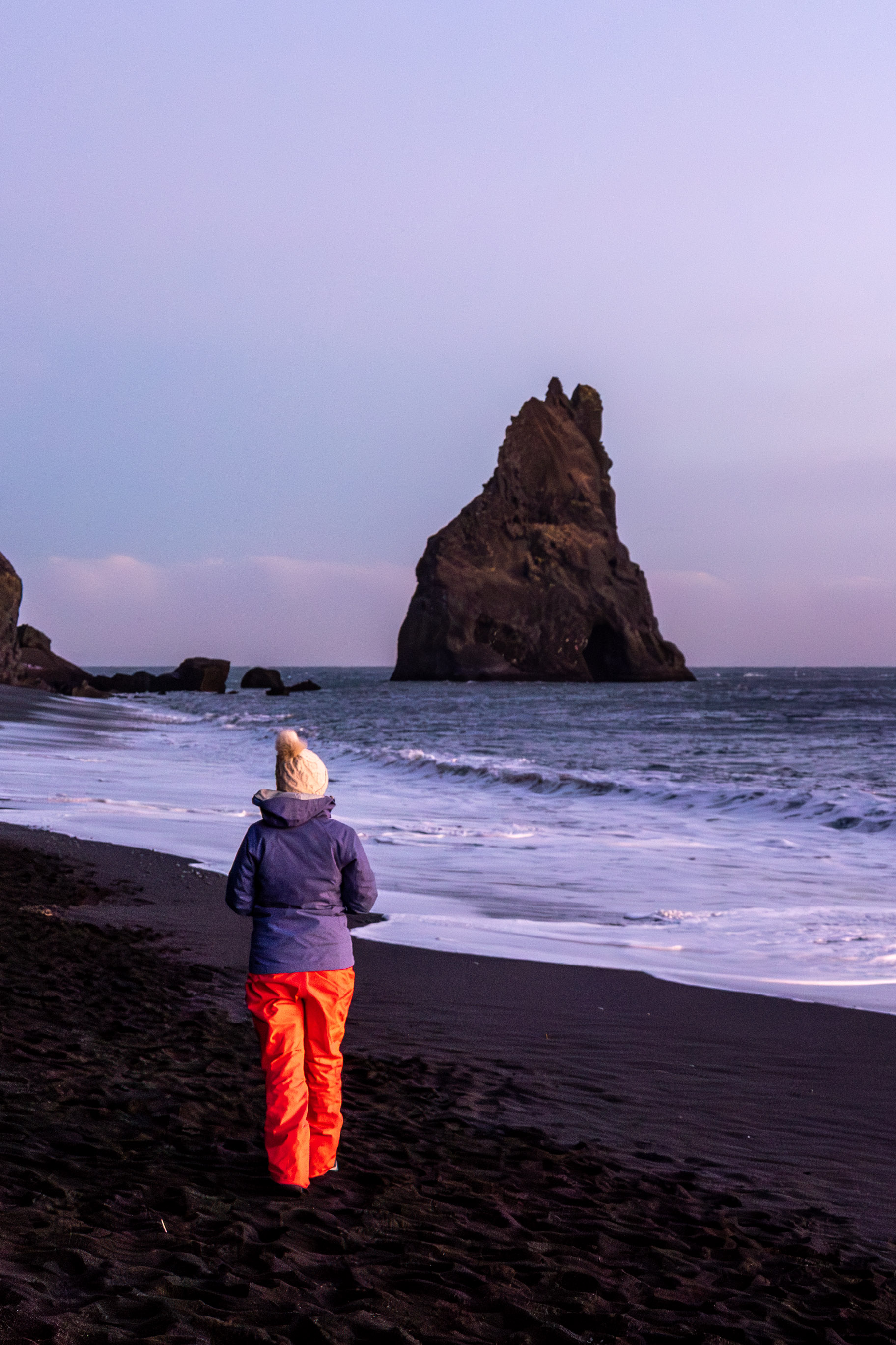 junge Frau am schwarzen Strand während der our.traveltreats Gruppenreise nach Island
