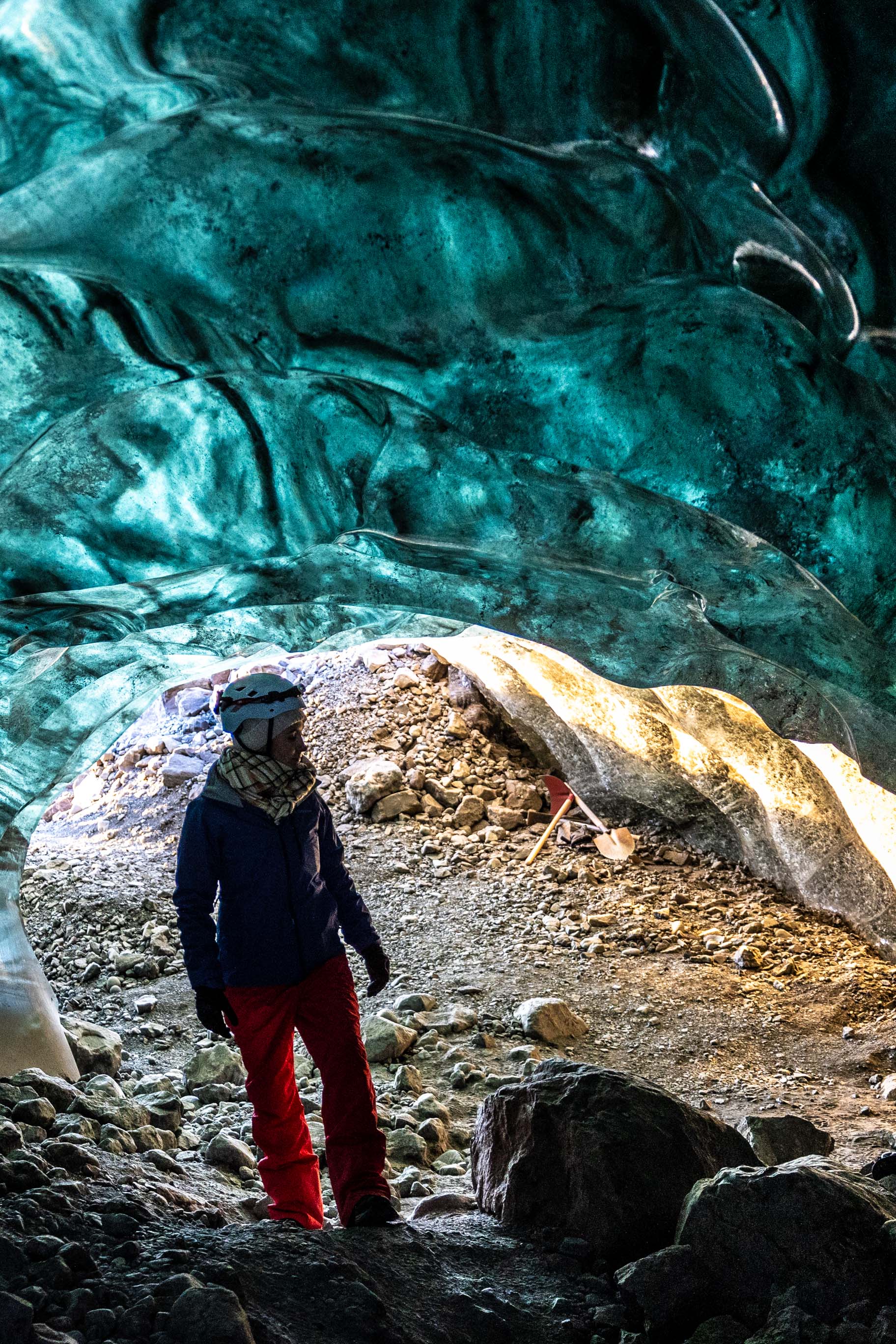 Besuch einer Eishöhle während der our.traveltreats Gruppenreise nach Island