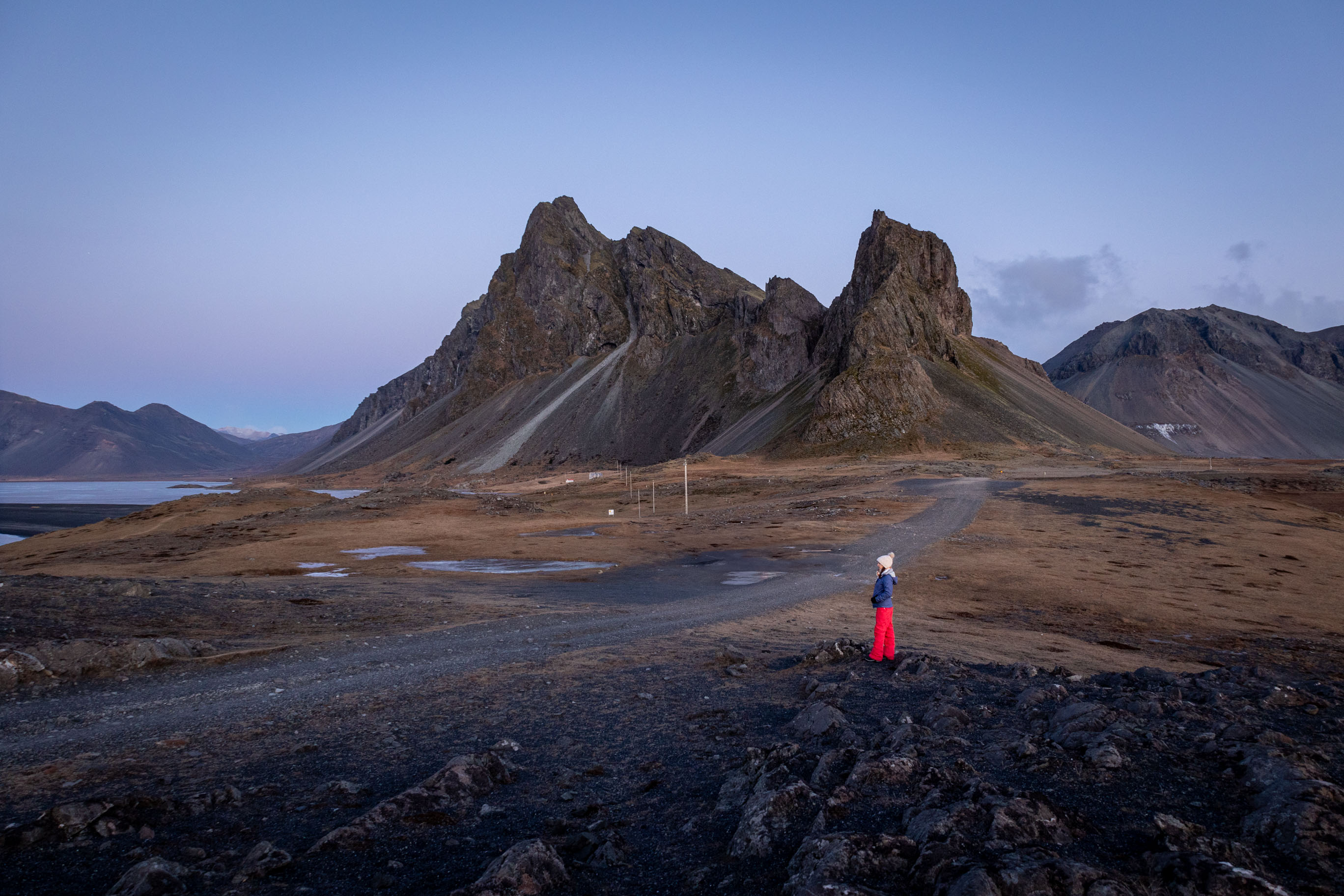 junge Frau vor einem Krater während der our.traveltreats Gruppenreise nach Island
