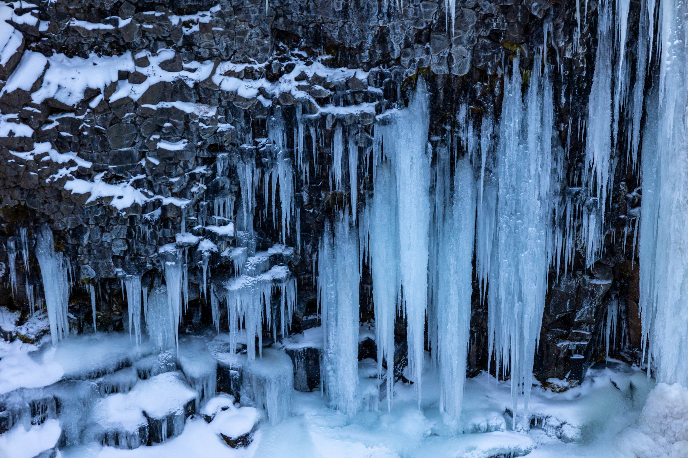 gefrorener Wasserfall während der our.traveltreats Gruppenreise nach Island