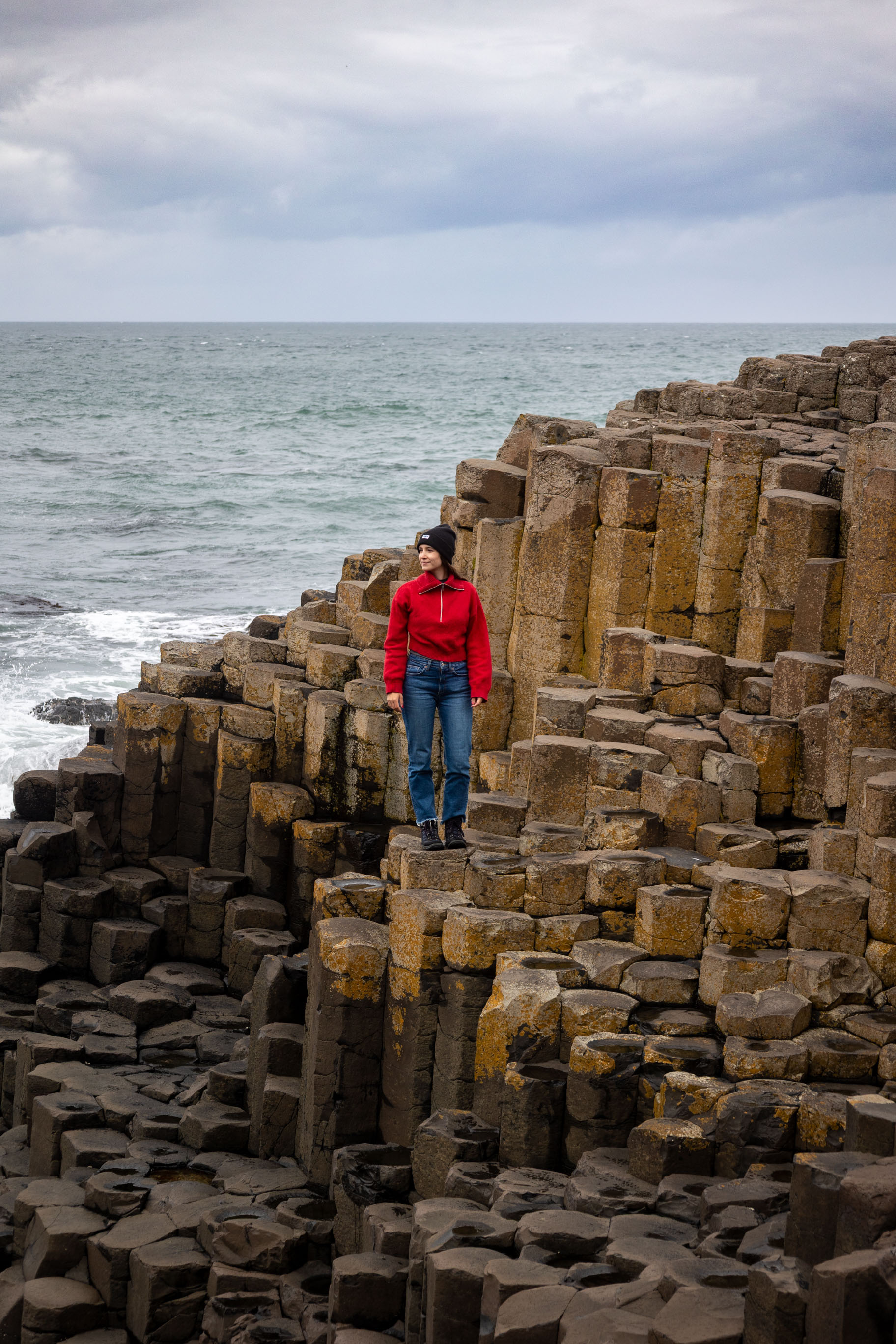 junge Frau an Küste in Derry-Londonderry