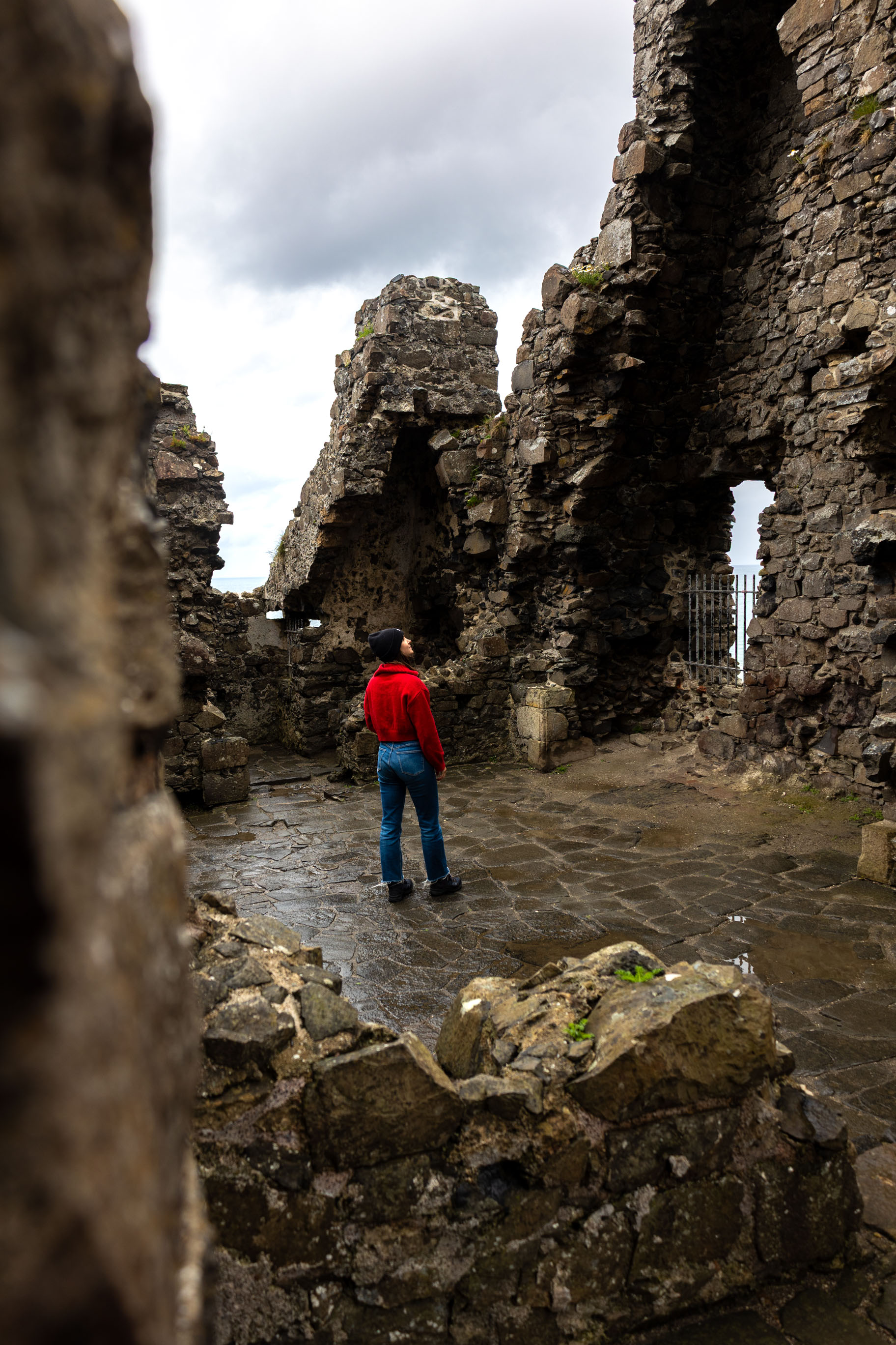 junge Frau an Küste in Derry-Londonderry